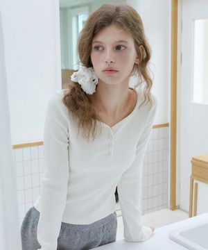 레터즈 버튼 하트넥 티셔츠 ( 아이보리 )