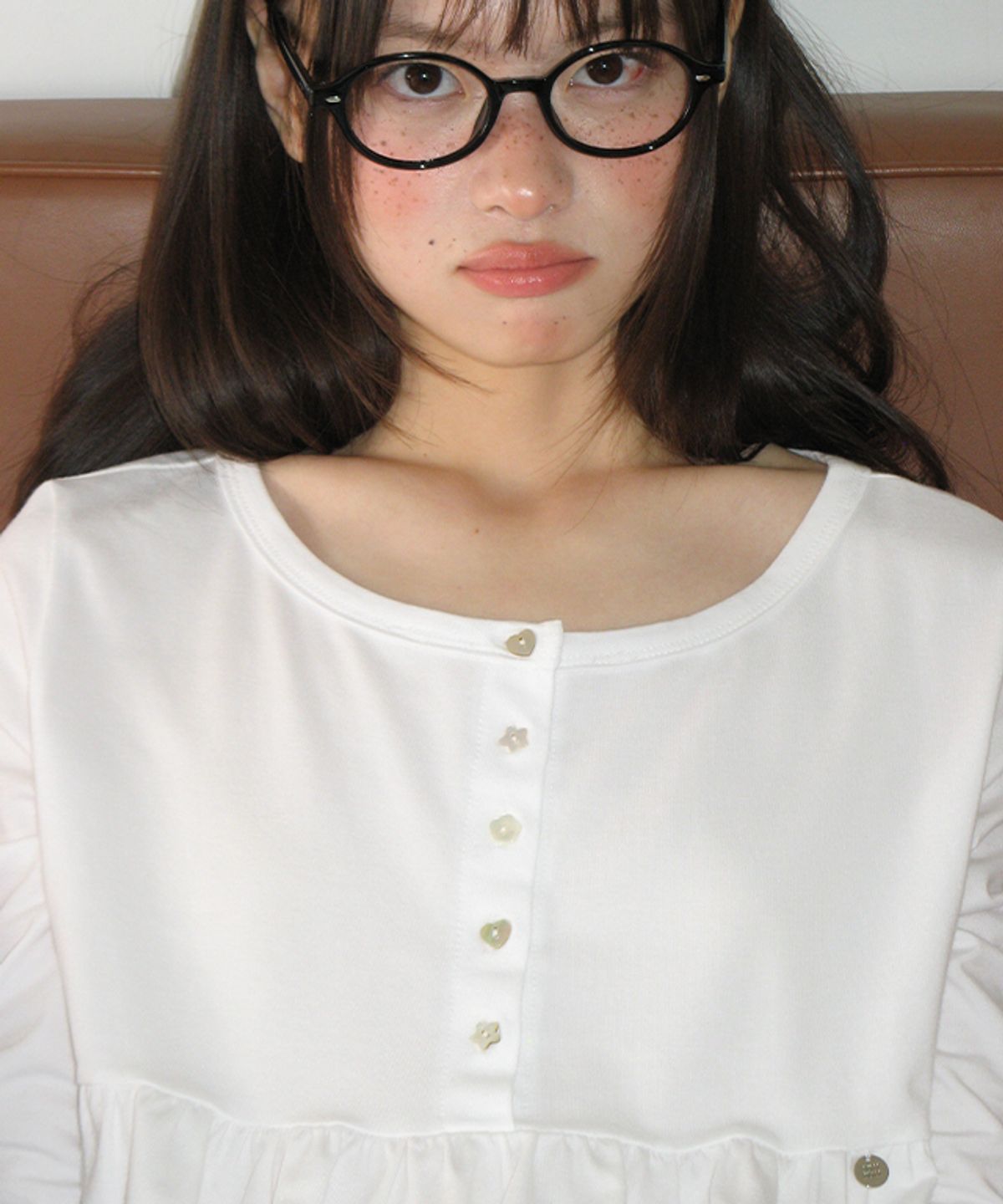 론론(RONRON) SHAPE BUTTON RUFFLE LONG SLEEVE WHITE