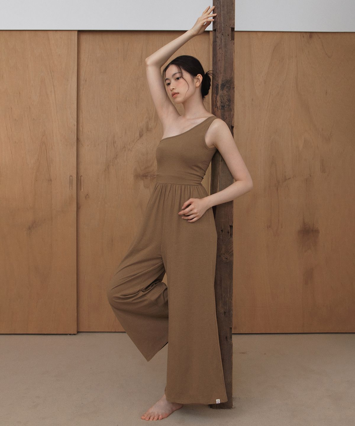디야니(DHYANI) Citta one shoulder jumpsuit (Caffelatte)