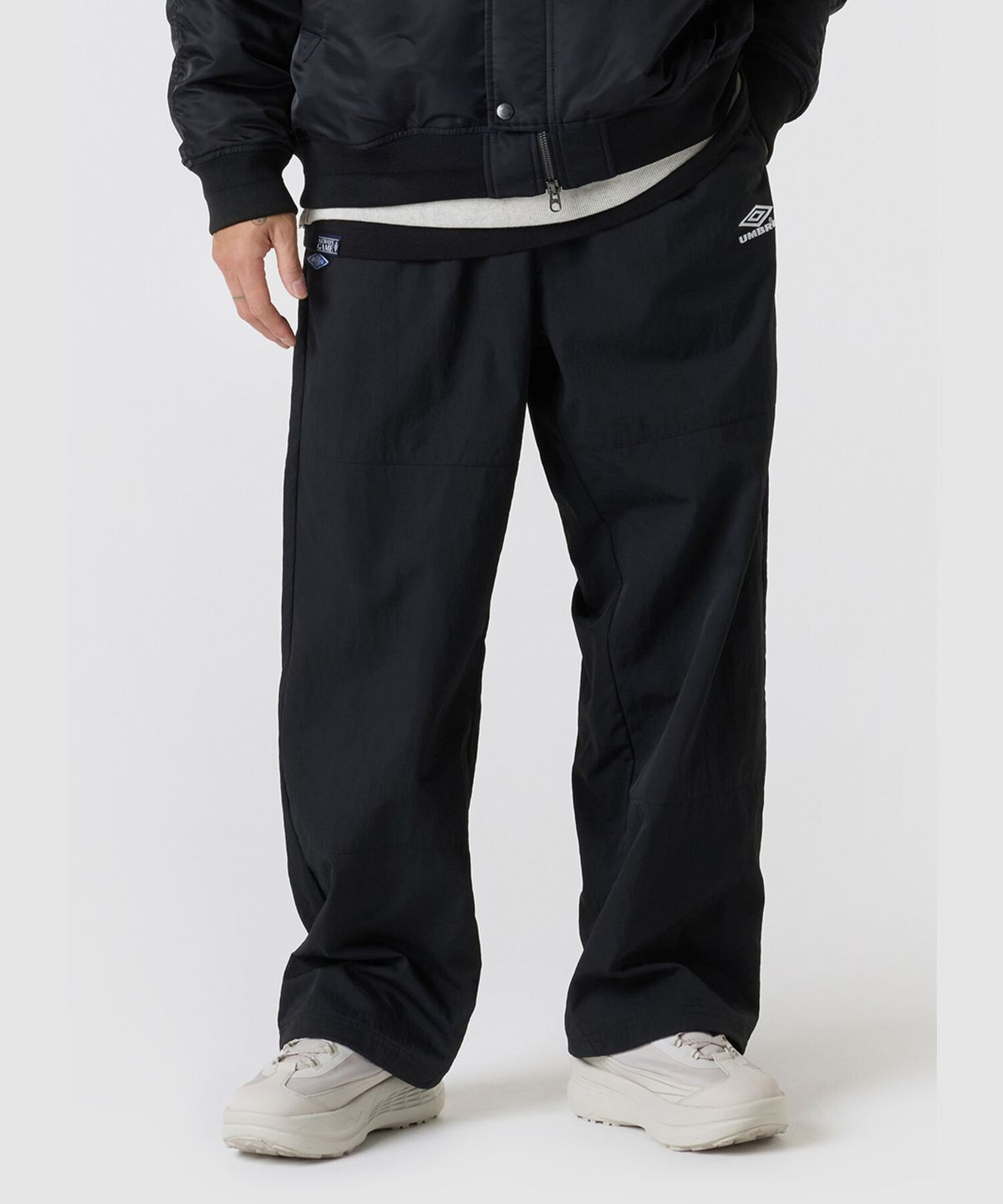 엄브로(UMBRO) HBL 로얄 컬리지 와이드 & 조거 2WAY 우븐 팬츠 블랙(UQ321CPT99)