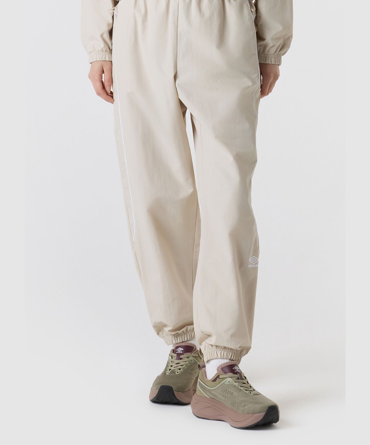 엄브로(UMBRO) HBL 엔지니어드 크루 우븐 조거 팬츠 베이지(UQ323CPT97)
