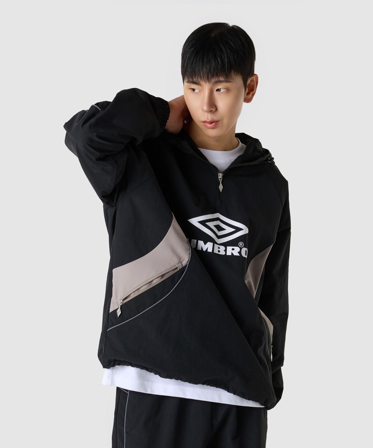 엄브로(UMBRO) HBL 엔지니어드 크루 후드 아노락 블랙(UQ323CWT97)