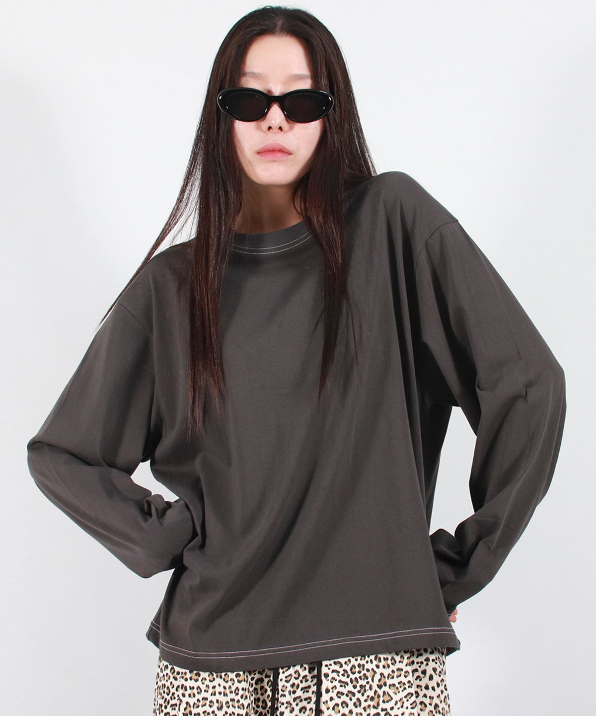 드마크(DEMARC) OUTSTITCH LOOSE FIT LONG SLEEVE TEE - Charcoal