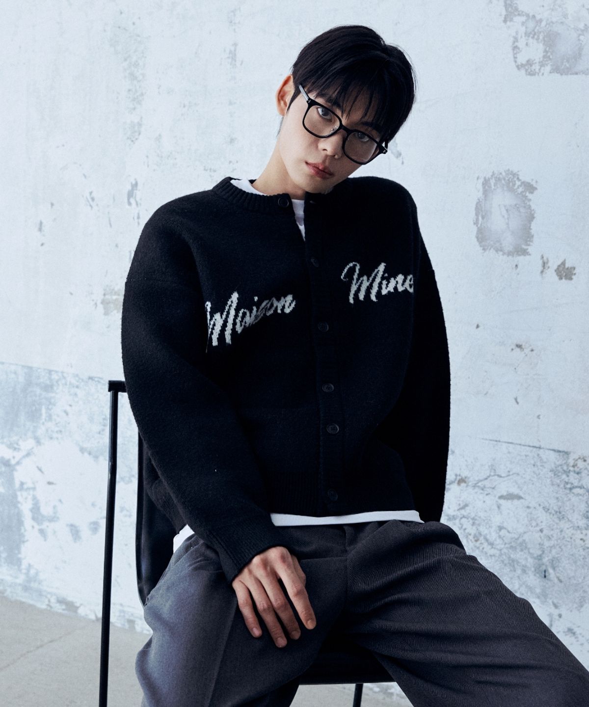 메종미네드(MAISON MINED) SCRIPT TYPE ROUND NECK CARDIGAN BLACK