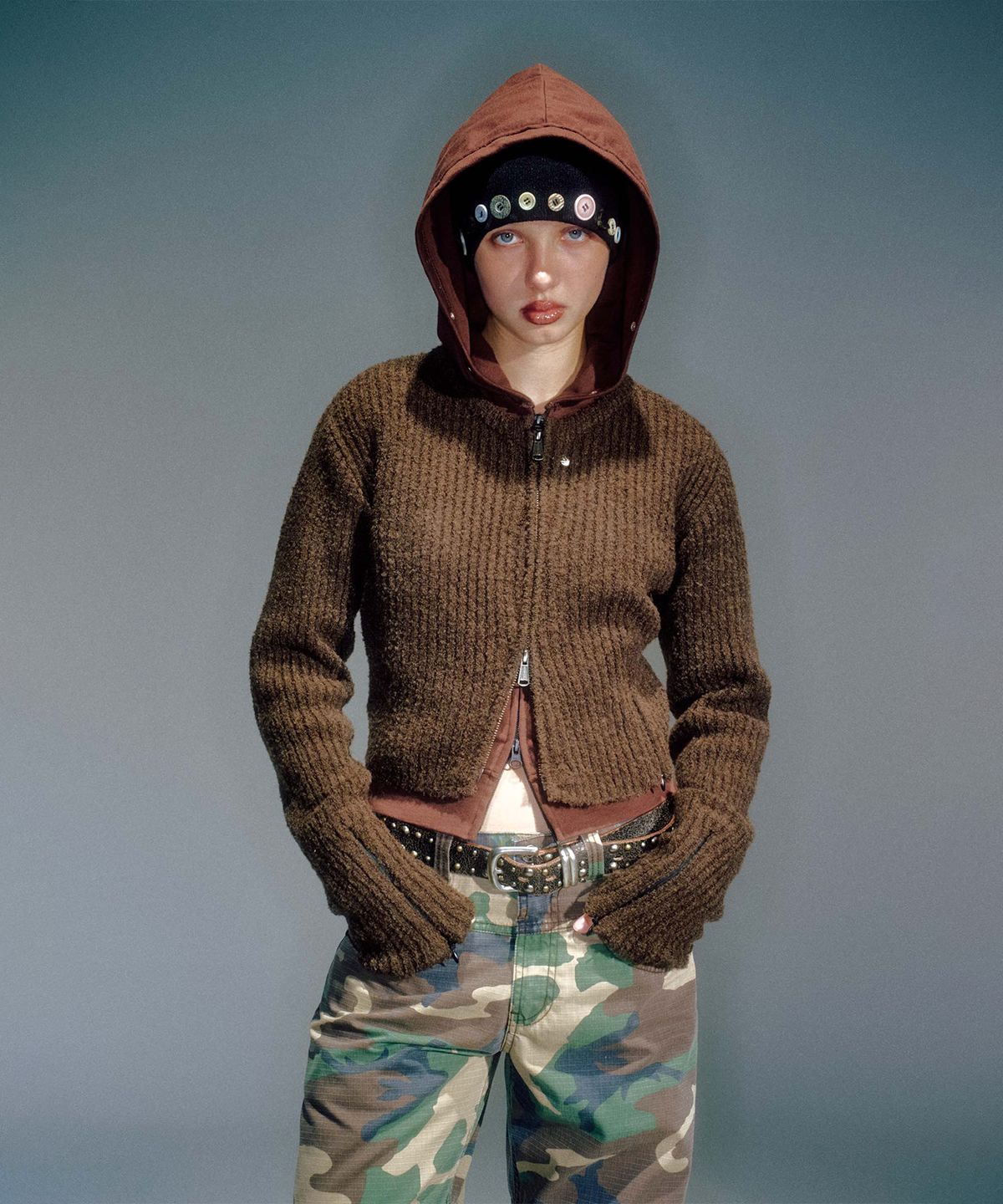 베이컨트 아카이브(VACANT ARCHIVE) WOMEN NEAH KNITTED ZIP-UP BROWN