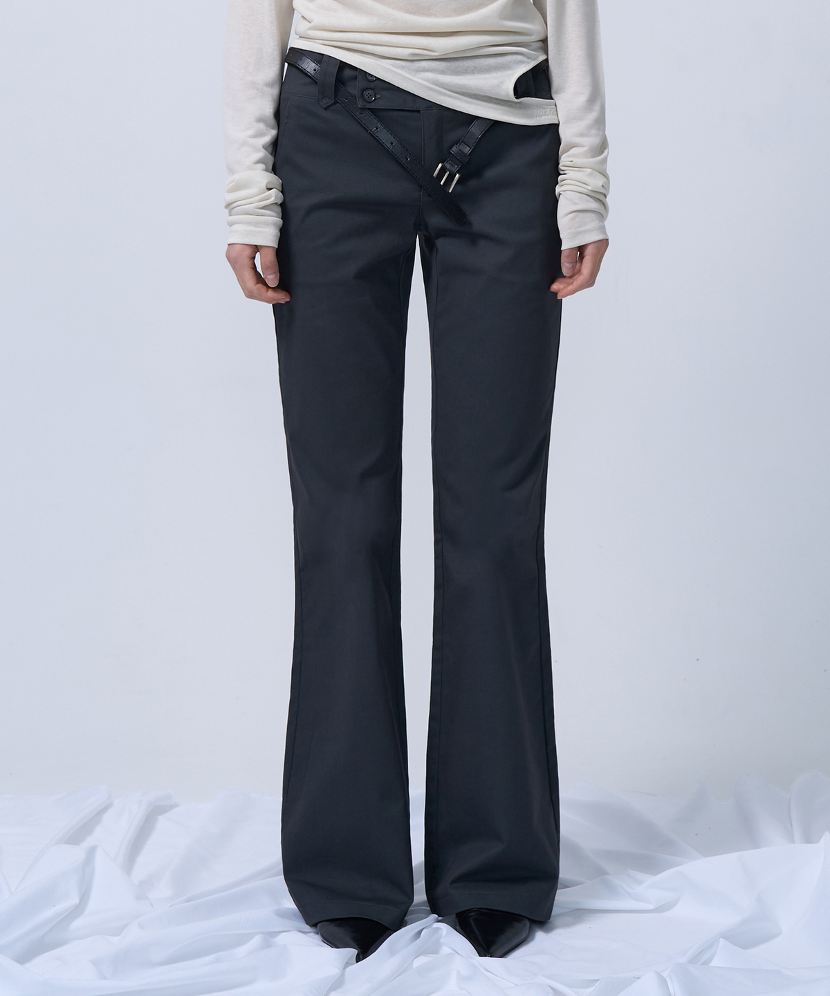 지제뮤지엄(ZIZEMUSEUM) LOW-RISE TWO BUTTON BOOTS CUT PANTS (CHARCOAL)