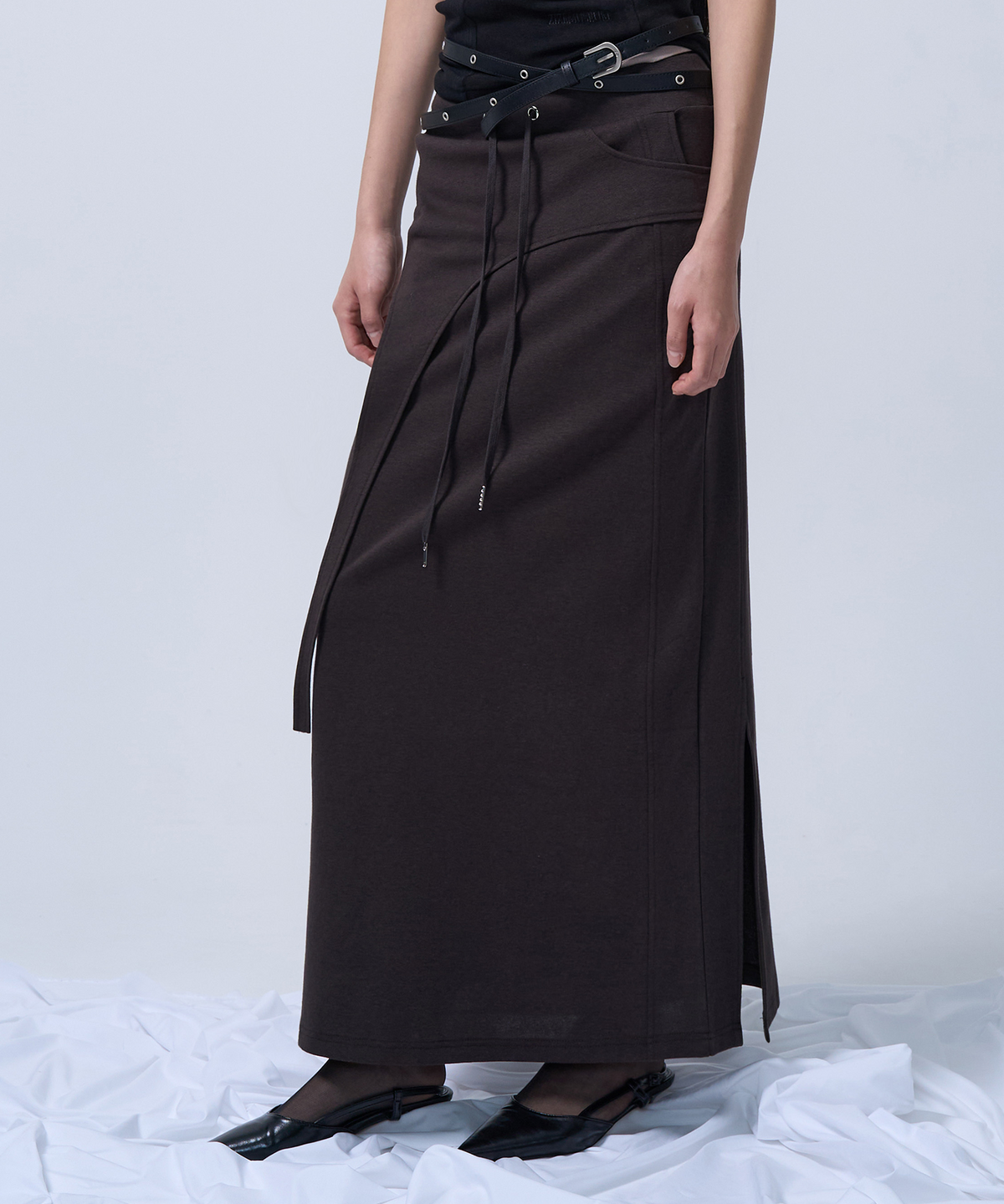 지제뮤지엄(ZIZEMUSEUM) CUT-OUT MAXI LONG SKIRT (DEEP BROWN)