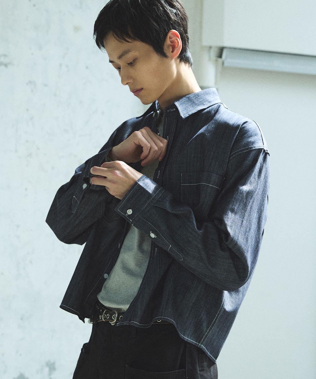 피인오(P.IN.O) 논페이드 세미 크롭 긴팔 데님 셔츠 - 진청