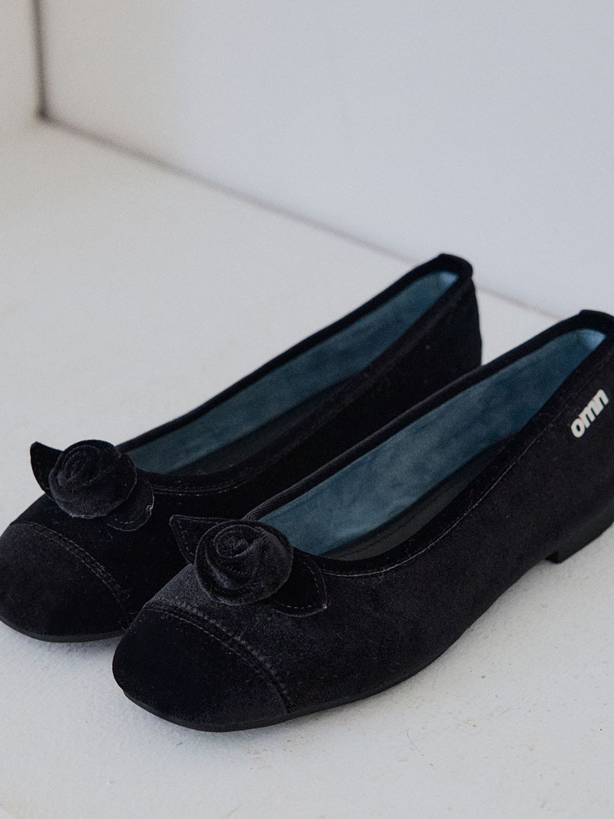 옴니포턴트(OMNIPOTENT) omn Rose Velvet Flat Shoes _Black