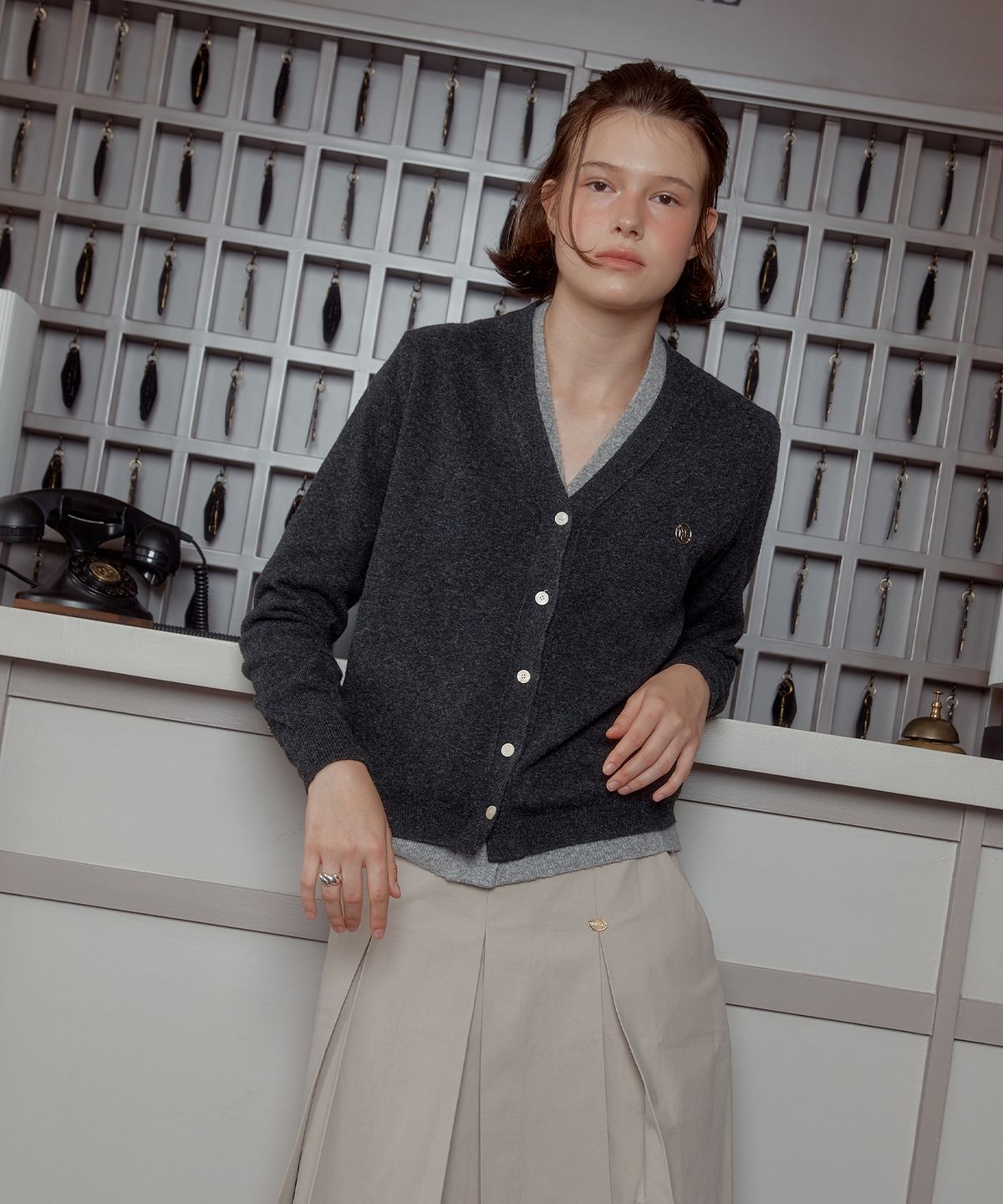 아노에틱(ANOETIC) ANC LAYERED V-NECK CARDIGAN_CHARCOAL