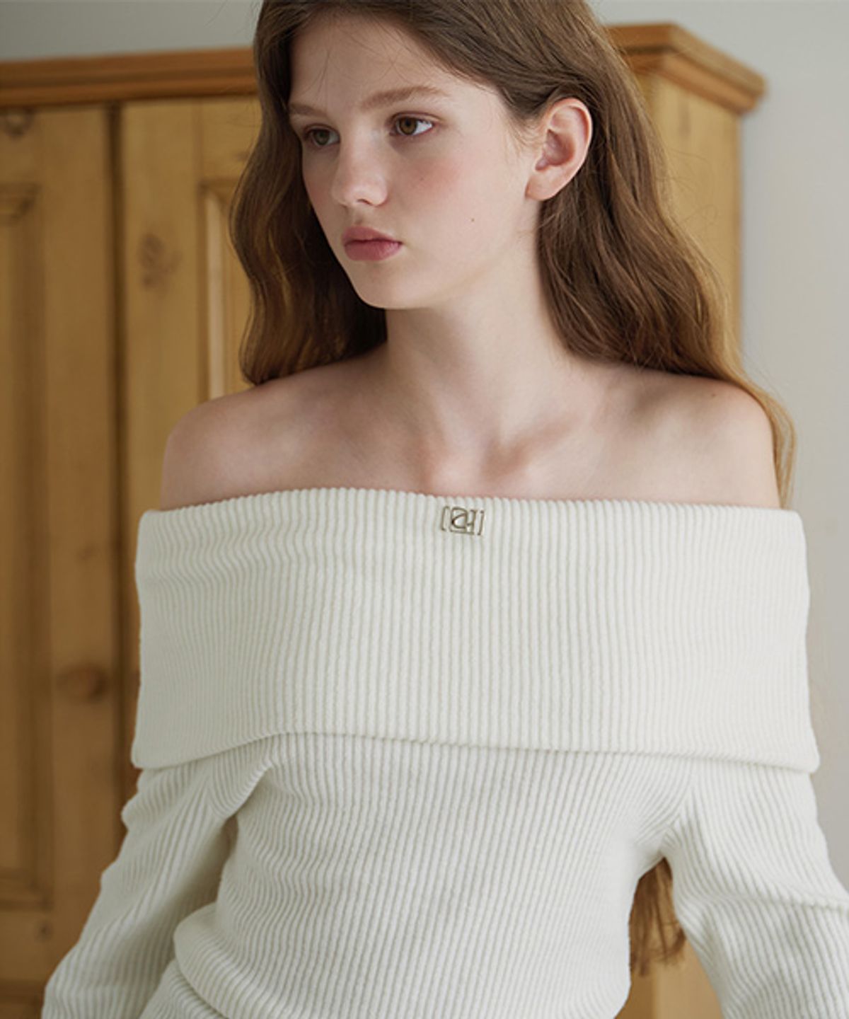 디애니(THE ANY) Ornament Off-Shoulder Top
