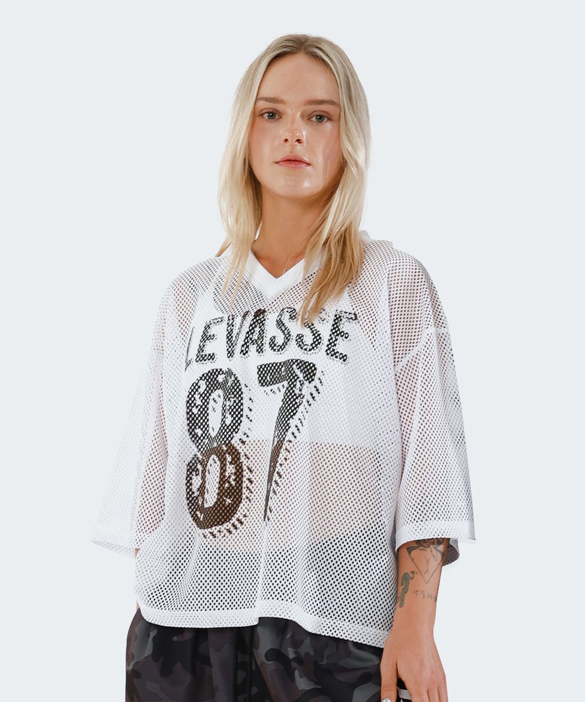 르바세(LEVASSE) 블랙로고 크롭 매쉬 저지 반팔_화이트