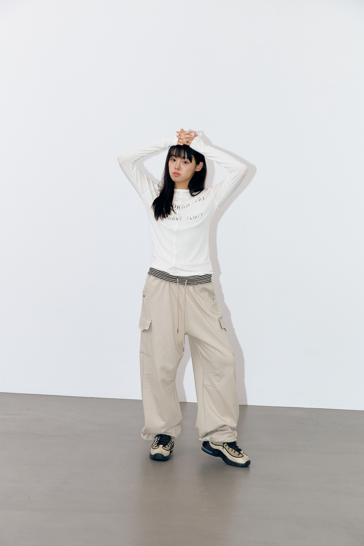 플러티(FLIRTY) 히든 헤비 카고 스웨트 팬츠 (Beige)