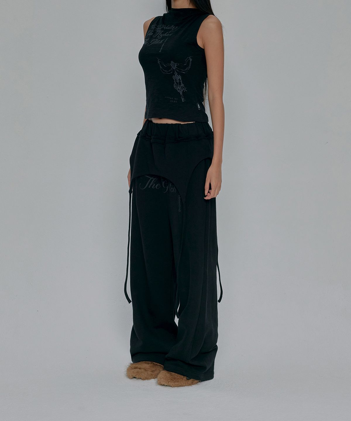 길라아카이브(GILAARCHIVE) OVERLAP SCRIPT SWEATPANTS_BLACK