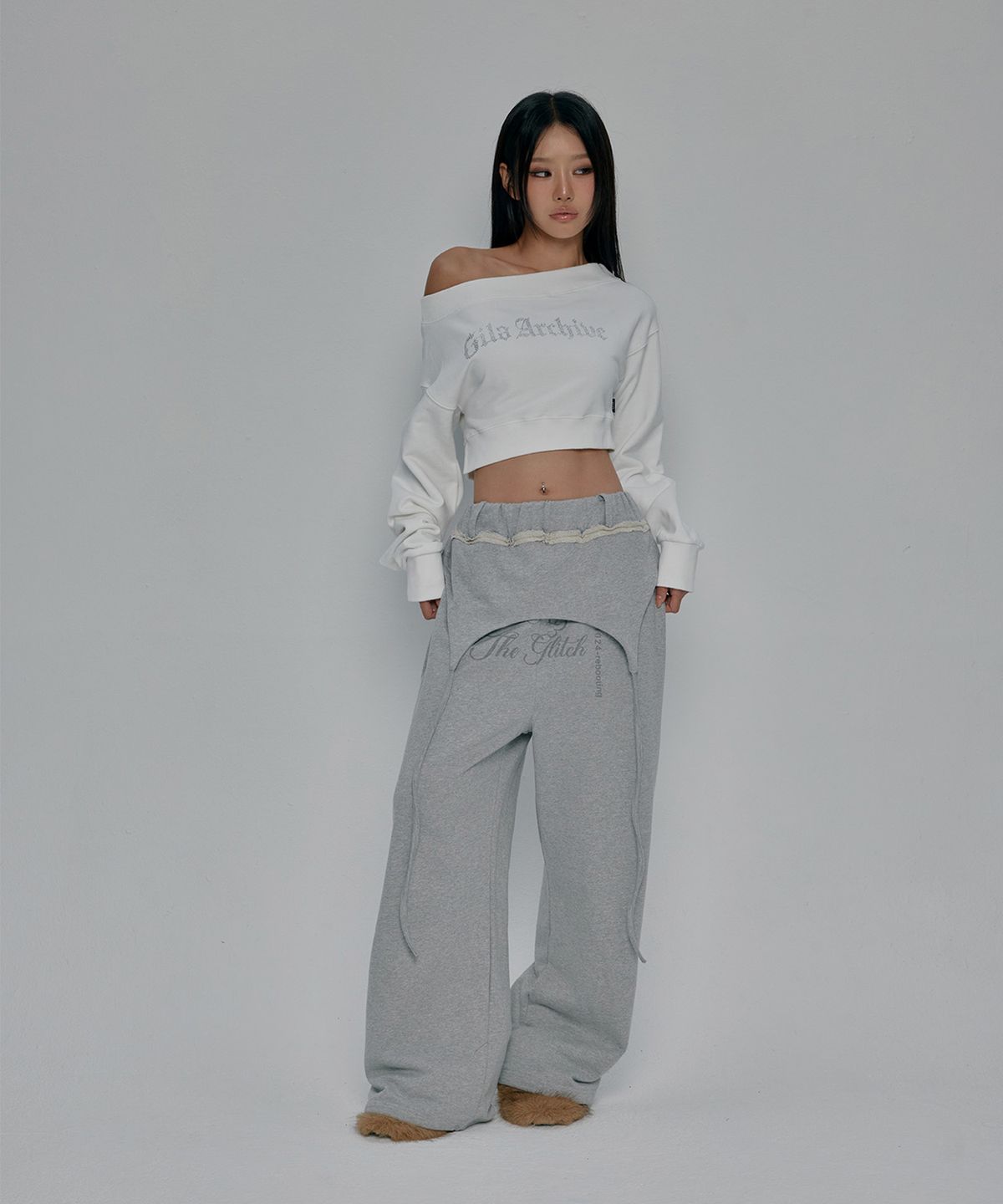 길라아카이브(GILAARCHIVE) OVERLAP SCRIPT SWEATPANTS_GREY