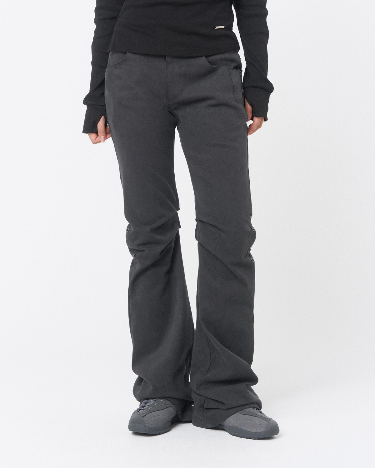미세키서울(MISEKI SEOUL) Shifted snap pants CHARCOAL