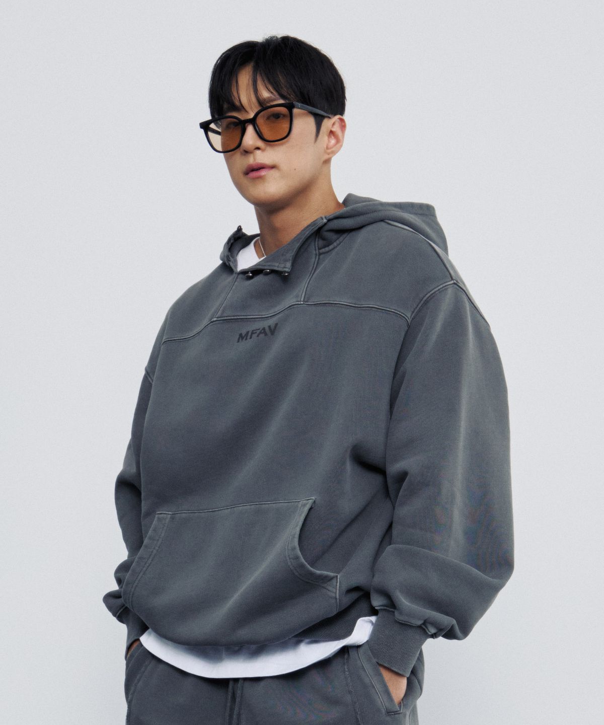 엠페브(MFAV) 슬랜트 넥 피그먼트 후디 차콜