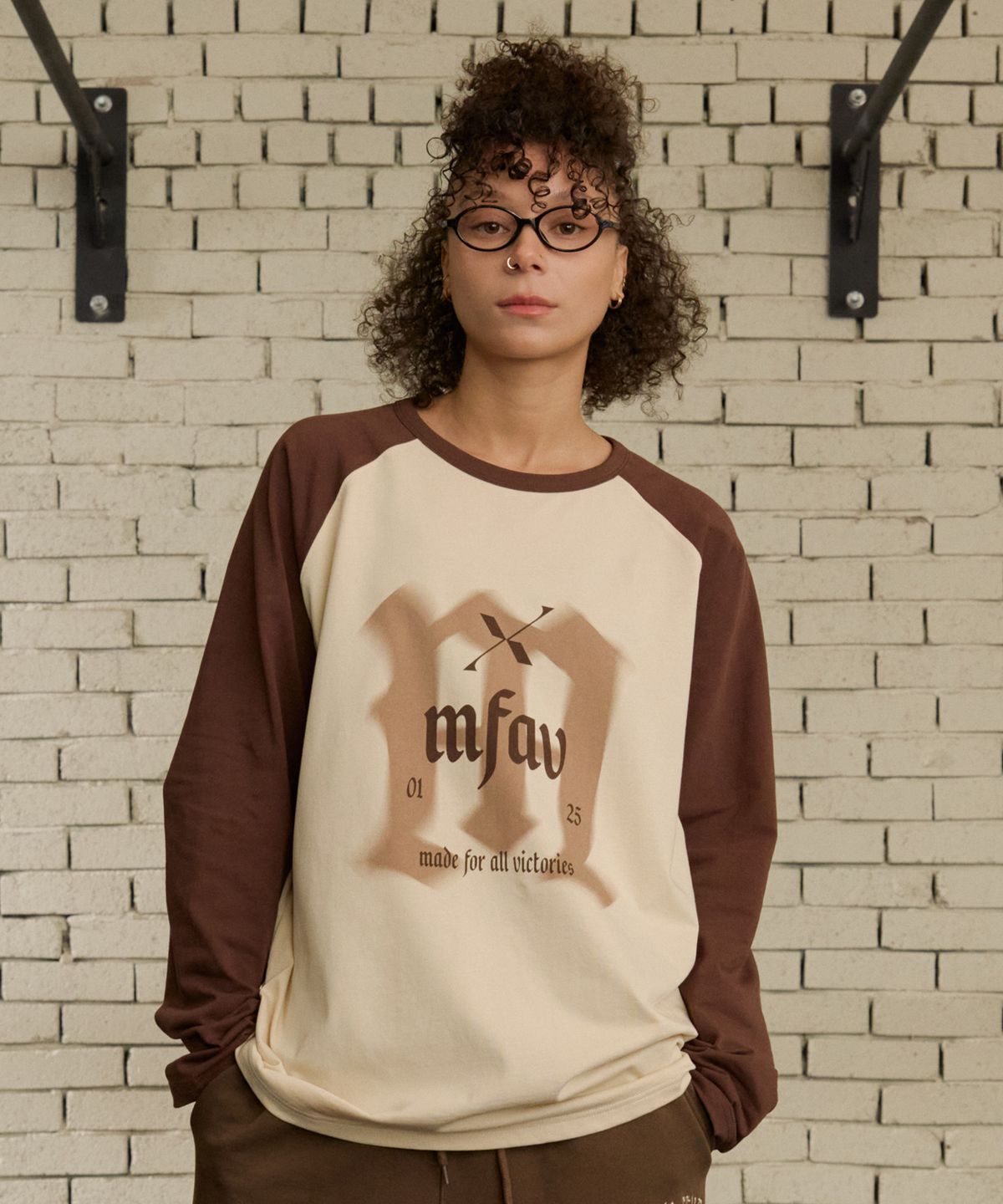 엠페브(MFAV) 그라프 M 래글런 롱 슬리브 브라운
