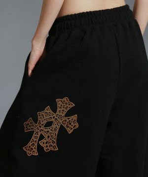 레오파드 트윈 크로스 아플리케 트레이닝 핀턱 와이드 팬츠_블랙