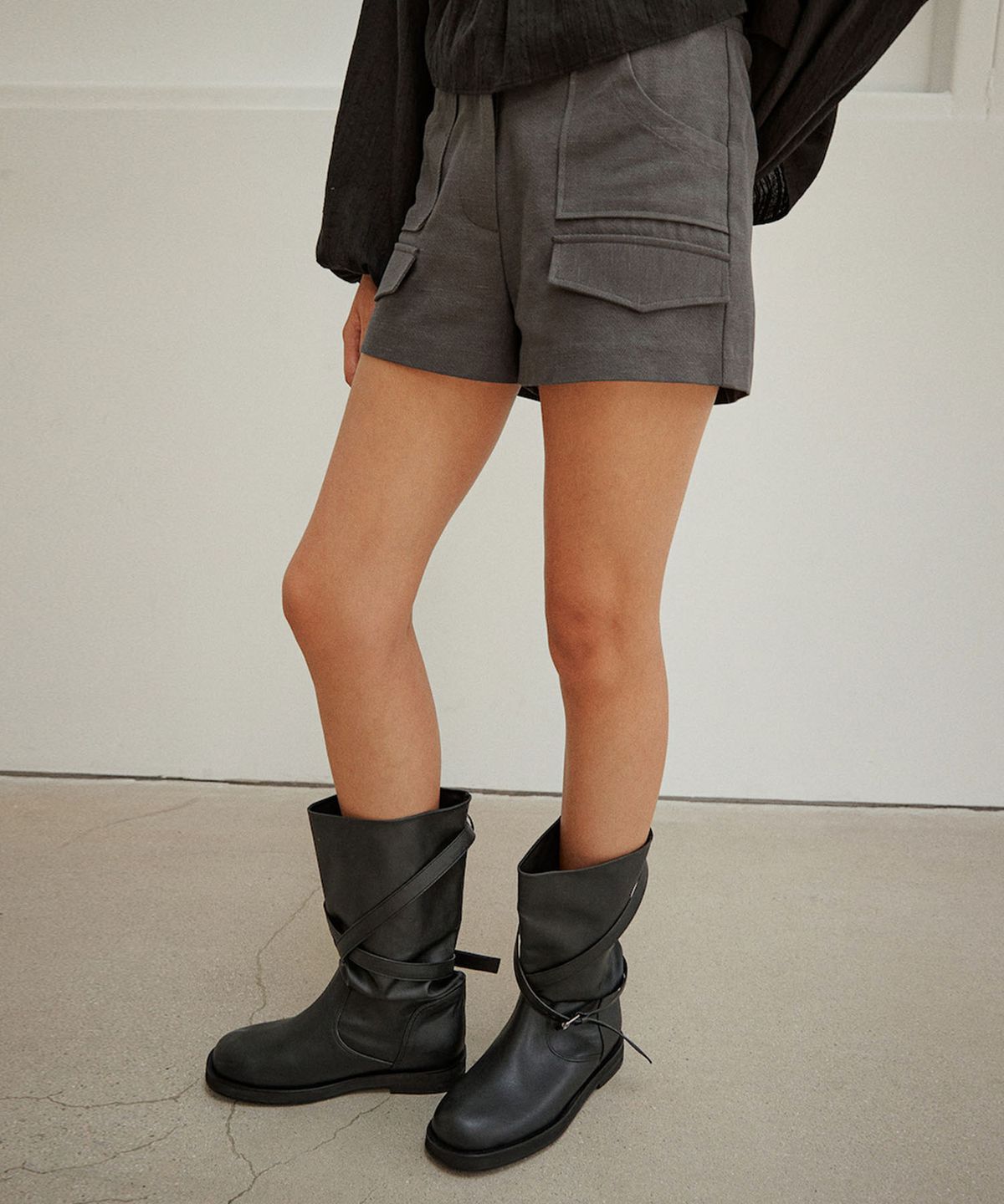 아우로(OURO) BUTTON POCKET SHORTS [ CHARCOAL ]