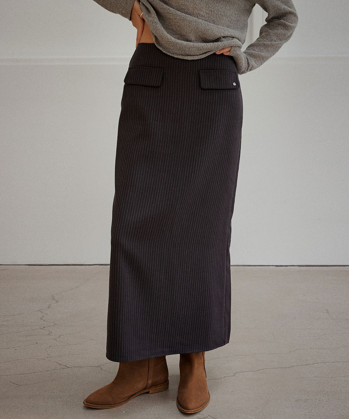 아우로(OURO) STRIPE STUD SKIRT [ CHARCOAL ]