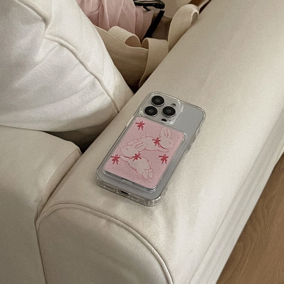 메이드모먼(MADEMOMENT) fuzzy ribbon bunny 디자인 [맥세이프 투명 카드지갑]