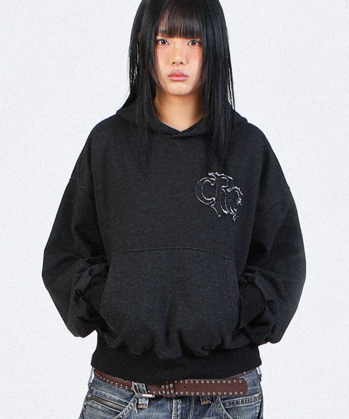 크리건(CRIGUN) LOGO APPLIQUE HOODIE PIGMENT HEATHER BLACK