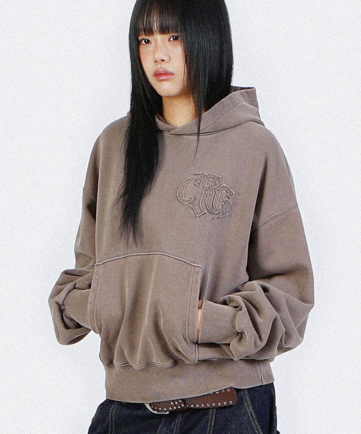 크리건(CRIGUN) LOGO APPLIQUE HOODIE PIGMENT BROWN