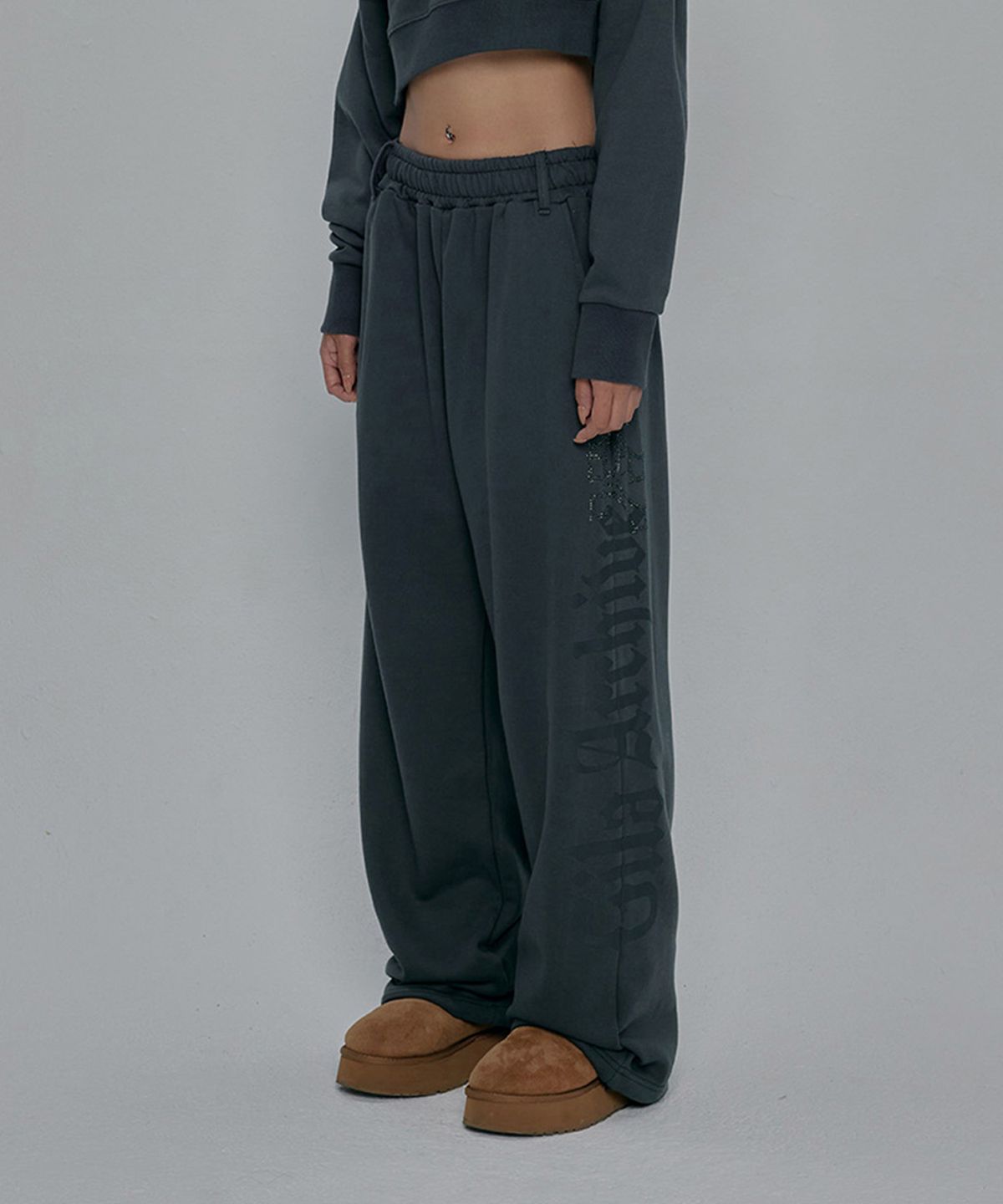 길라아카이브(GILAARCHIVE) SIDE CROSS LOGO SWEATPANTS_CHARCOAL