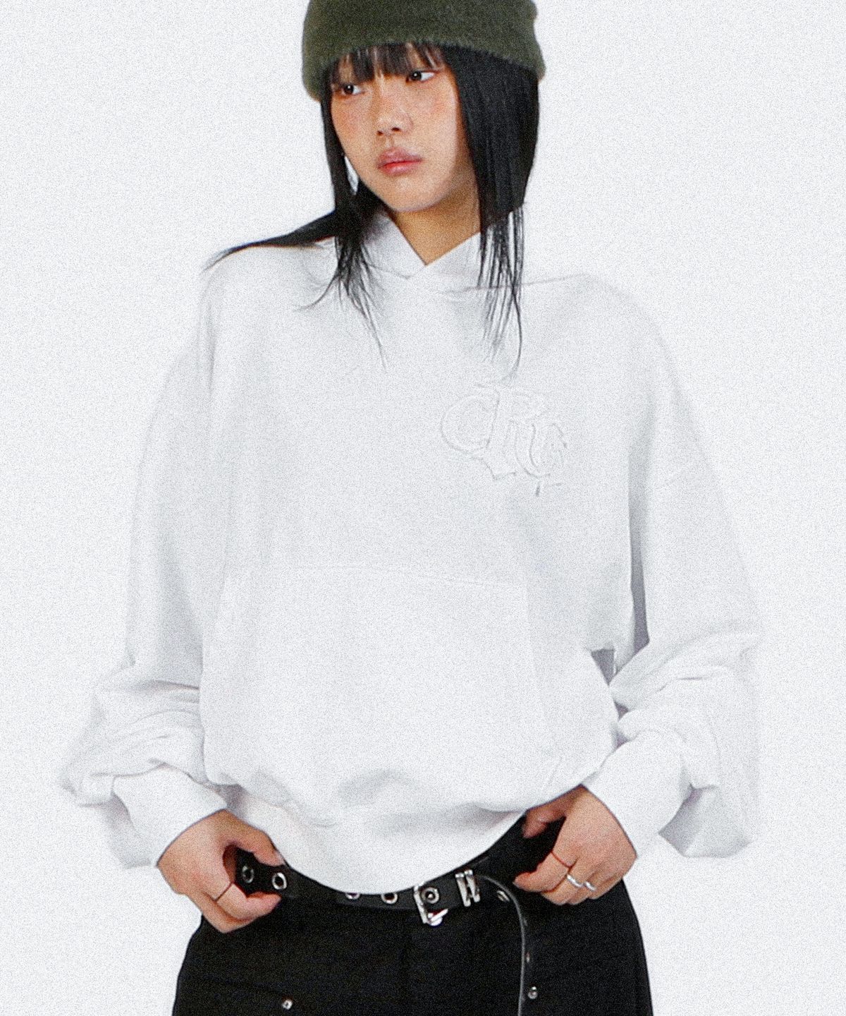 크리건(CRIGUN) LOGO APPLIQUE HOODIE PIGMENT WHITE
