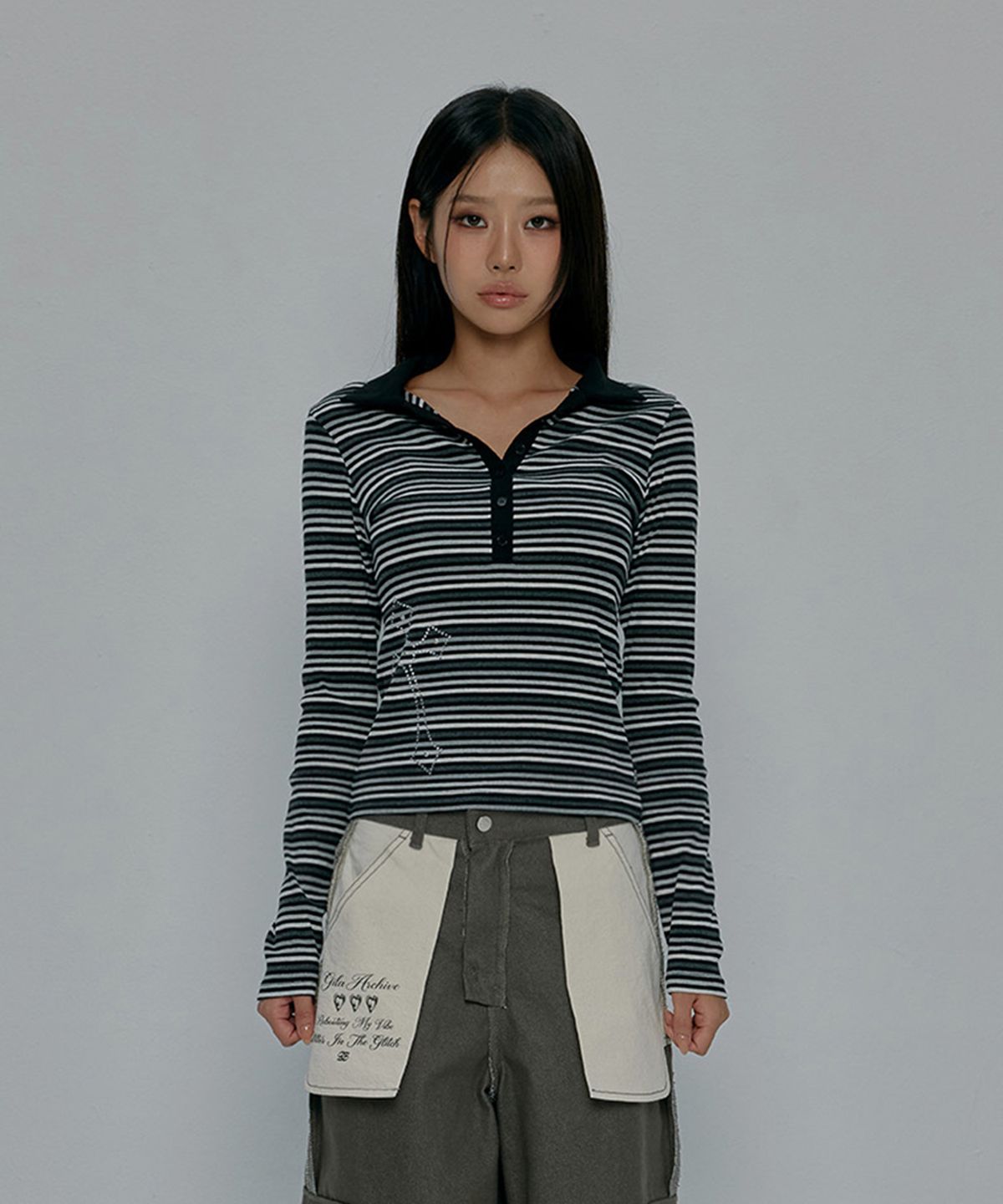 길라아카이브(GILAARCHIVE) CROSS BUTTON COLLAR STRIPE LONG SLEEVE_CHARCOAL