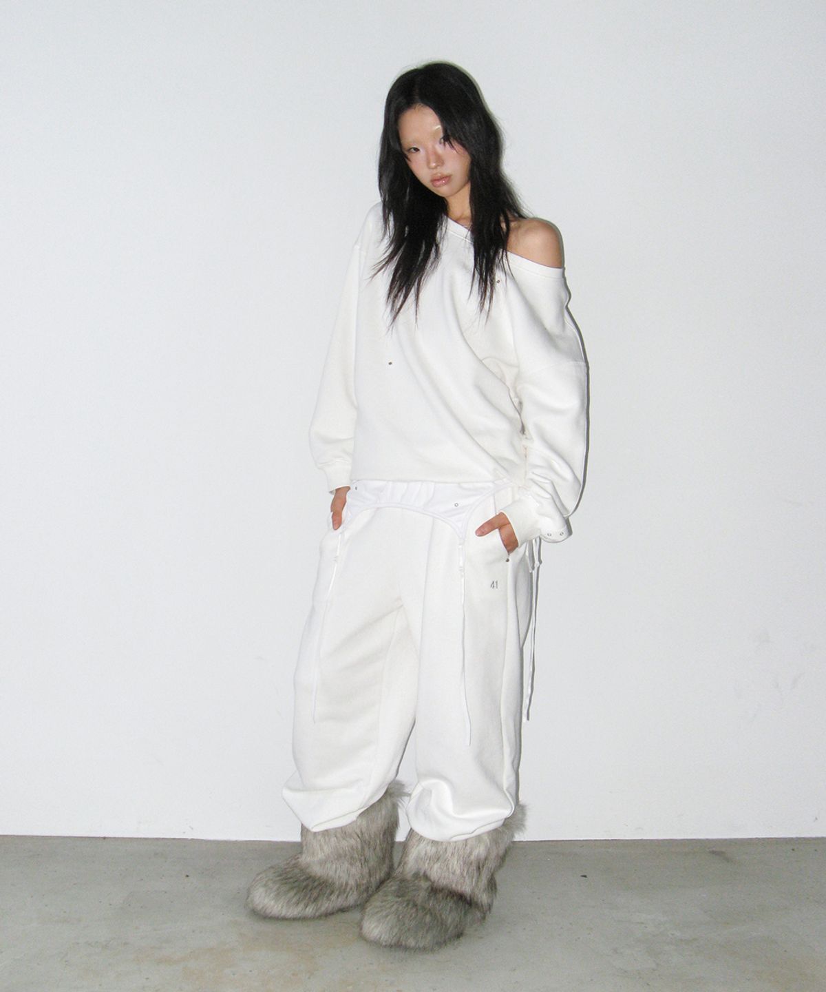 사일프레이(41PRAY) One Shoulder Eyelet Sweatshirts / Ivory