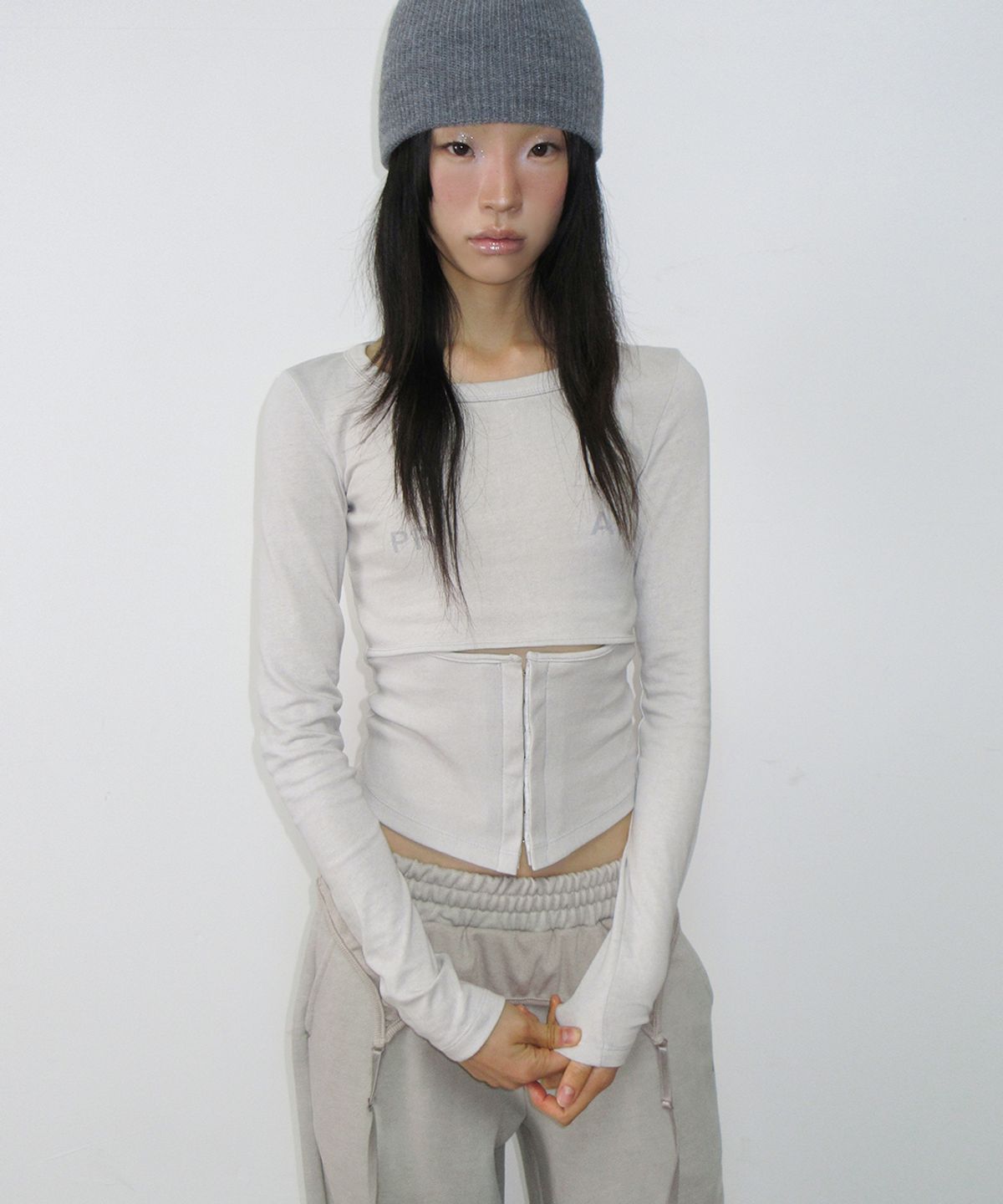 사일프레이(41PRAY) Hooked Cutout Top / Light Grey