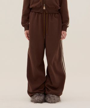 DGDP 레터링 로우라이즈 와이드 트랙 팬츠_브라운