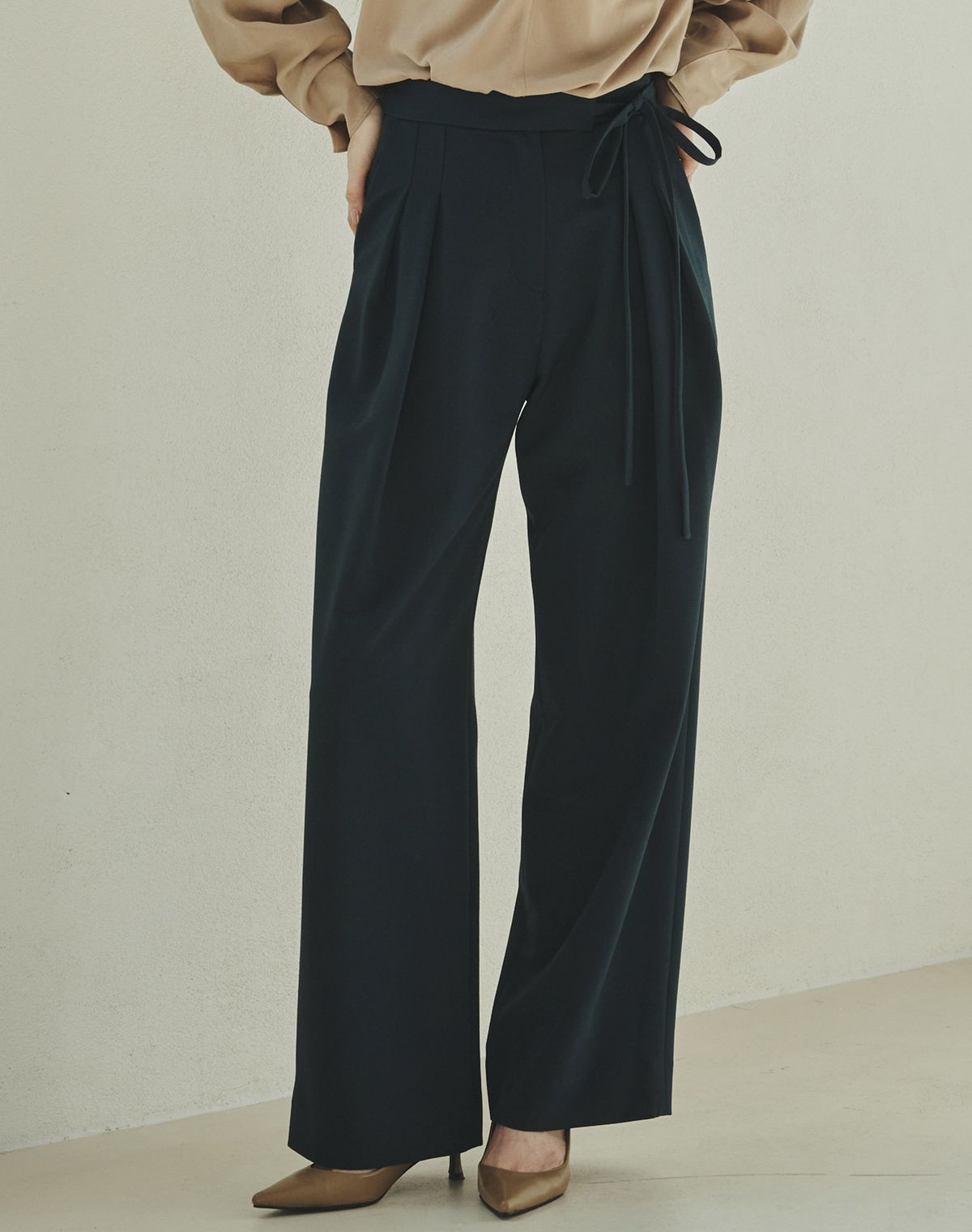 지에마르(GIEMAR) RIBBON TIE SLACKS 2COLOR 리본 타이 슬랙스 투 컬러