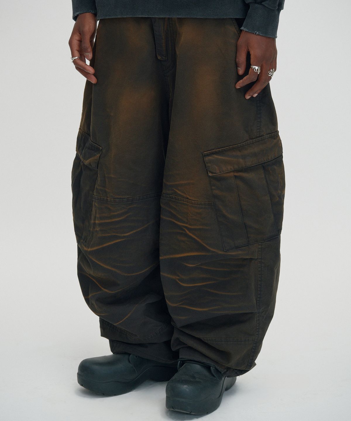 스웨이드(SUADE) WASHED CARGO PANTS [DARK BLACK]