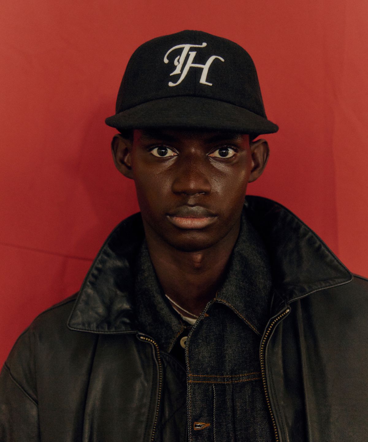 트래픽하모니(TRAFFIC HARMONY) WOOL BLEND TH APPLIQUE LOGO  DEEP-FIT 6-PANEL CAP_BLACK
