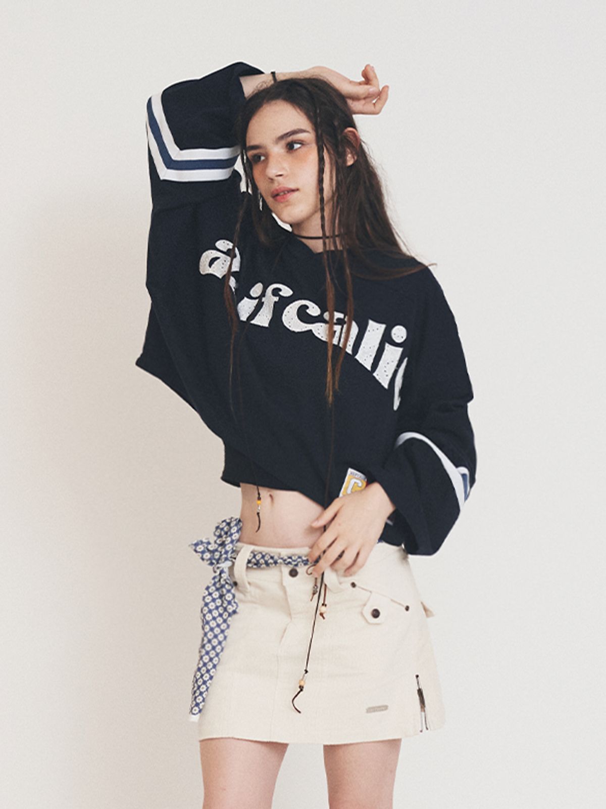 에즈이프 캘리(ASIF CALIE) V-NECK LOGO CROP LONG SLEEVE NAVY