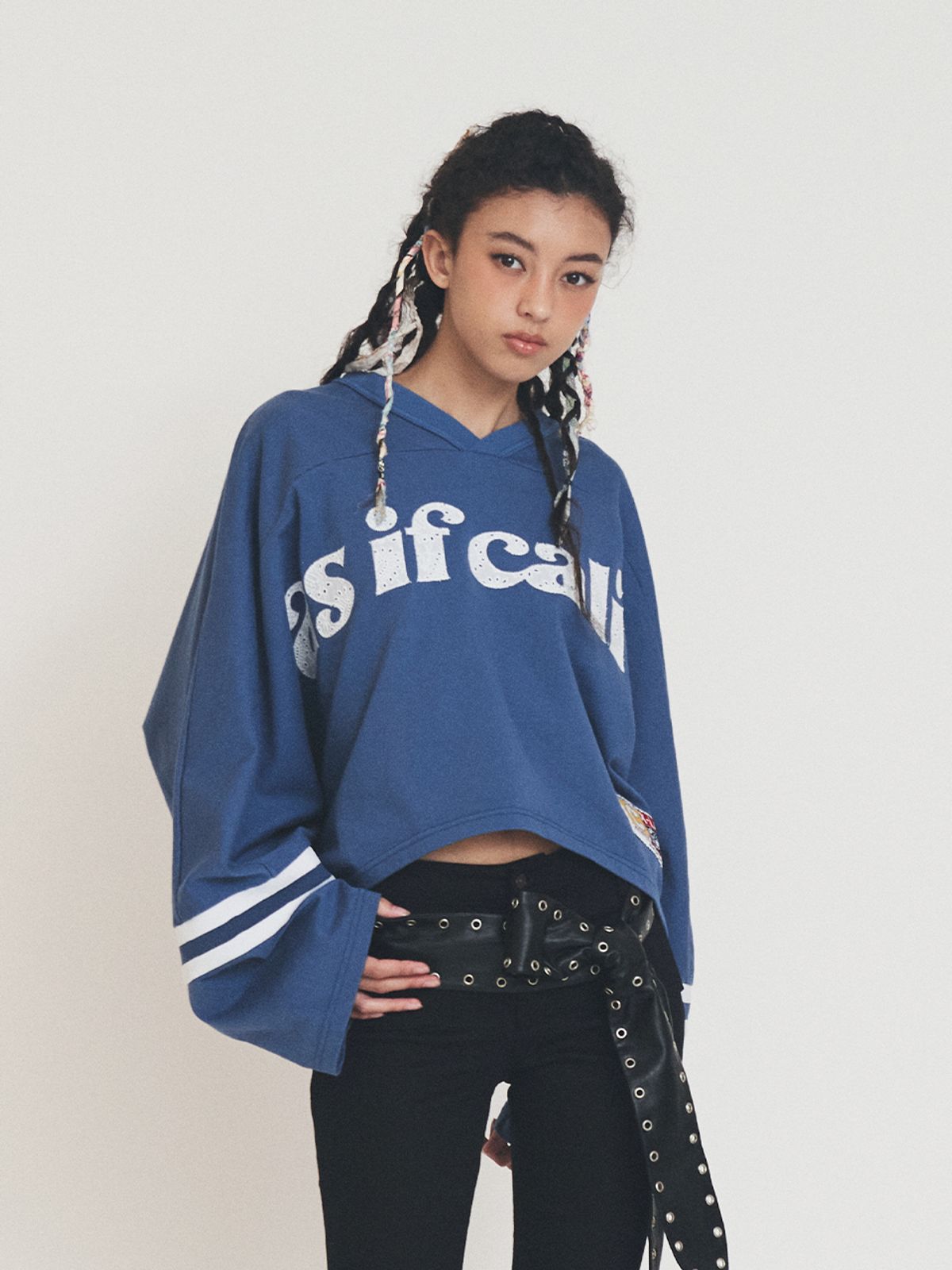 에즈이프 캘리(ASIF CALIE) V-NECK LOGO CROP LONG SLEEVE BLUE