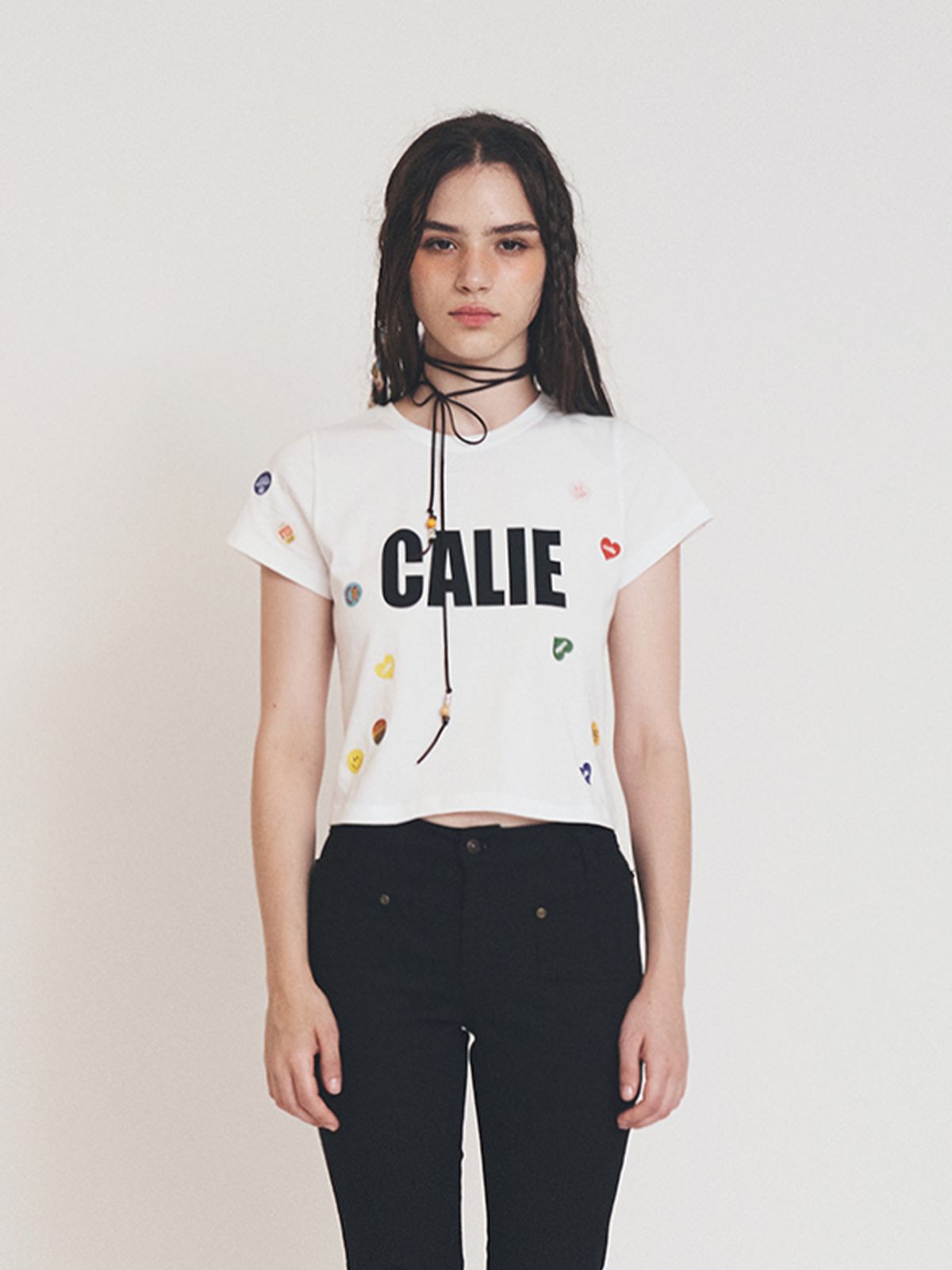 에즈이프 캘리(ASIF CALIE) STICKER BOMB CALIE CROP T-SHIRT WHITE