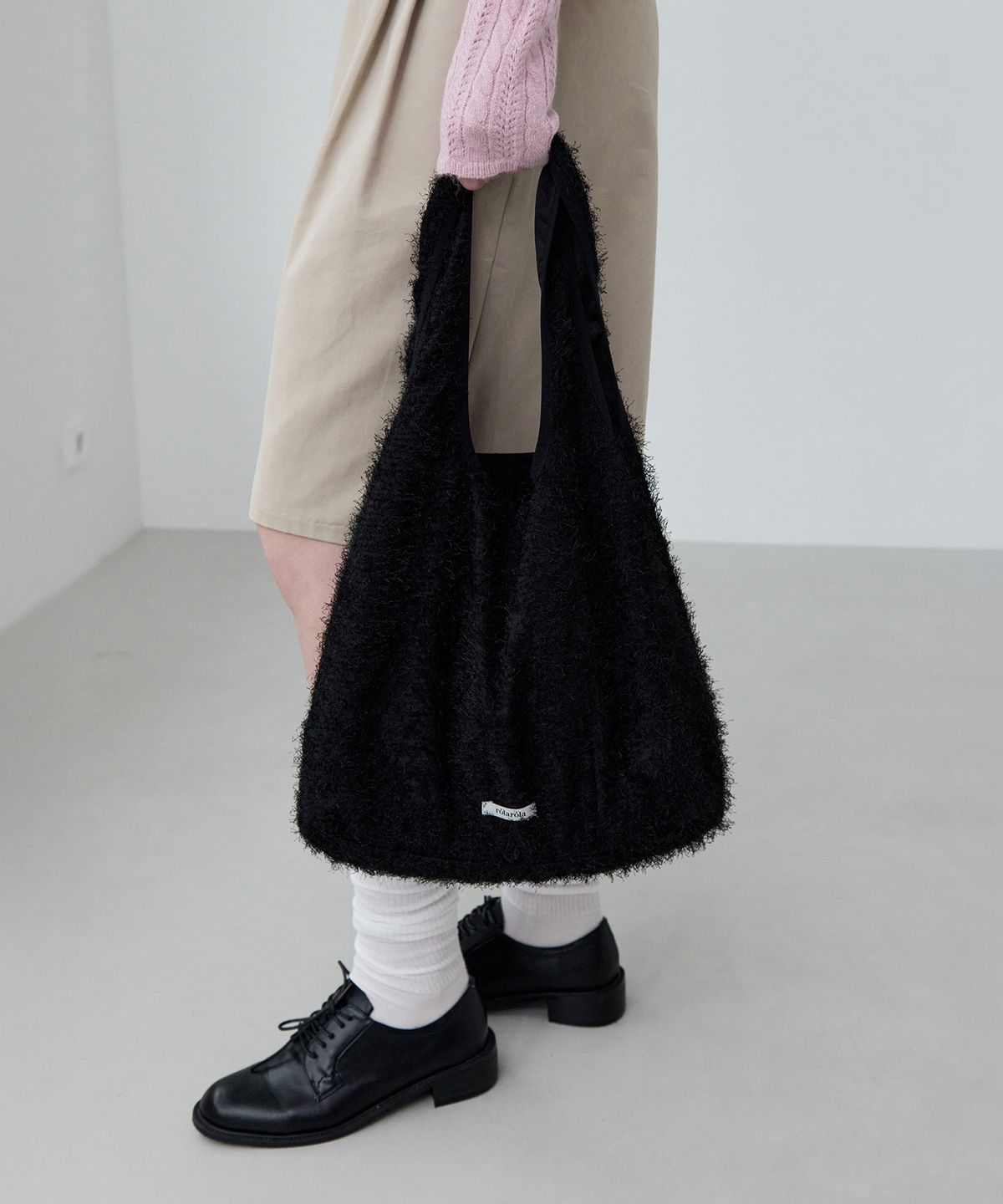 로라로라(ROLAROLA) HAIRY BAG BLACK