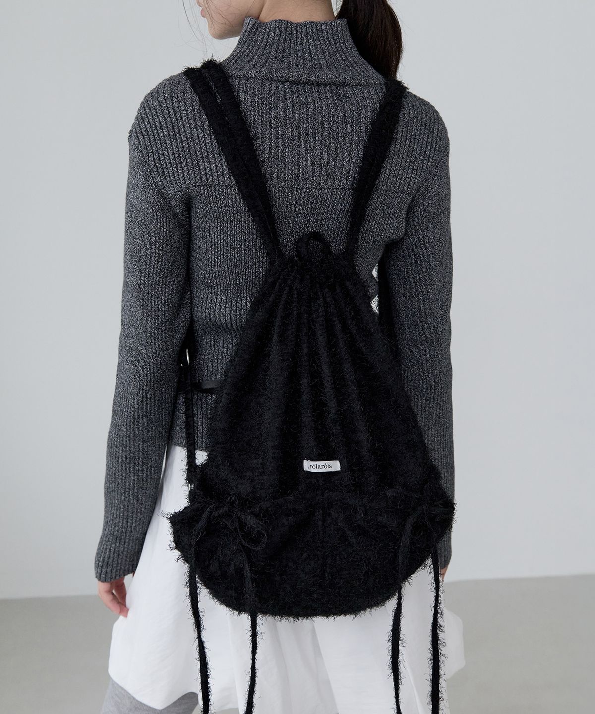 로라로라(ROLAROLA) STRING RIBBON HAIRY BACKPACK BLACK