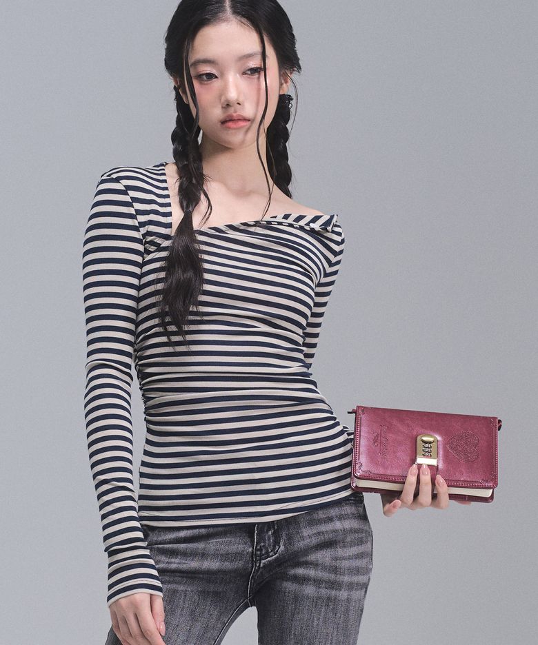 클로이 언밸런스 슬리브 탑 [NAVY STRIPE]