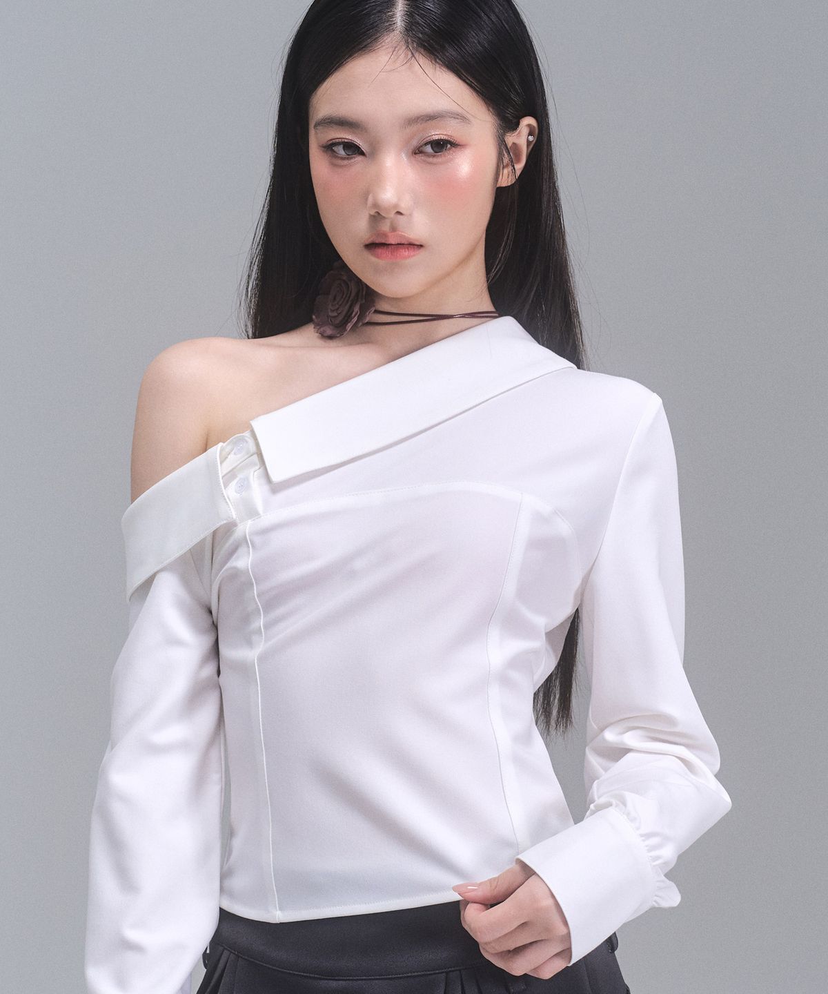 제로플래닛(ZEROPLANET) 애이미 언밸런스 오프숄더 셔츠 [WHITE]