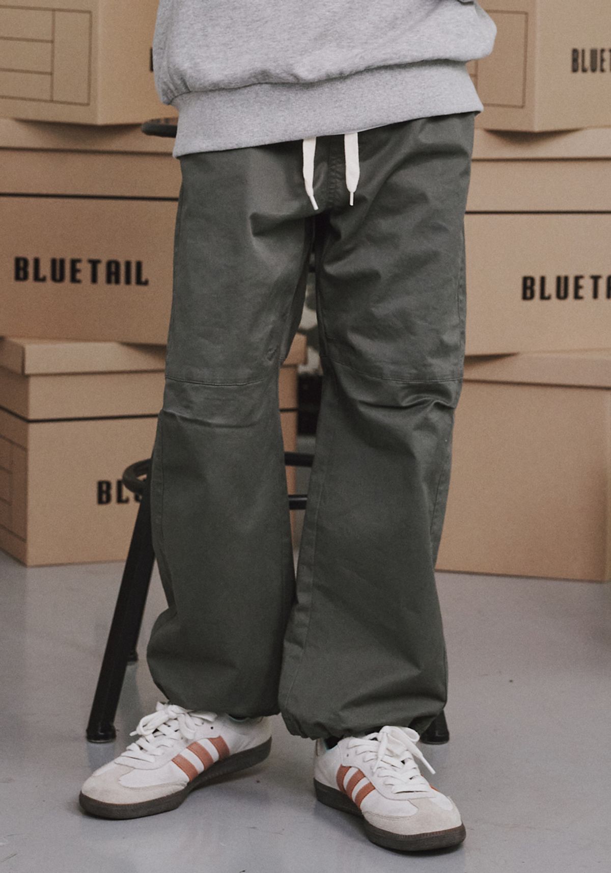 블루테일(BLUETAIL) AZG7PT05KK 카키 절개 팬츠