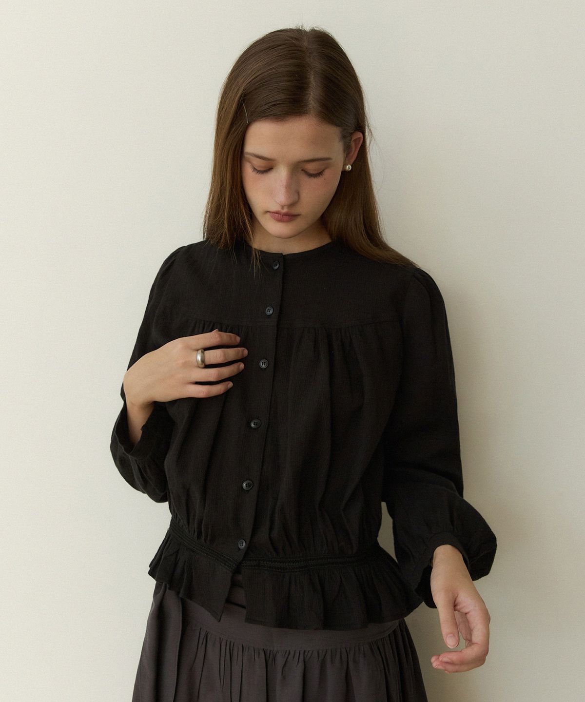 어다울(ADAUL) Jacquard shirring lace stripe blouse - black