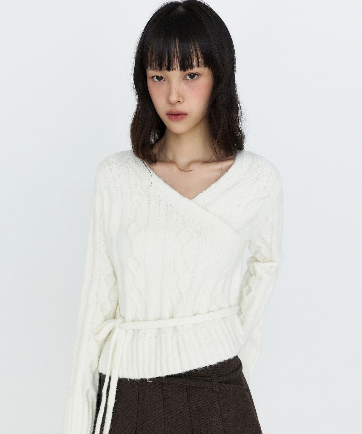 몽돌(MONGDOL) 언발란스 케이블 랩 니트 탑 아이보리 MDKT114IVORY