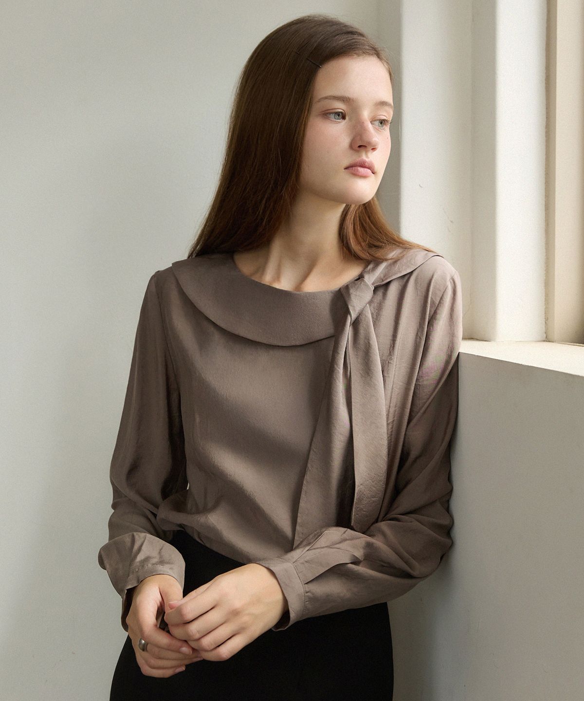 어다울(ADAUL) Round tie ribbon blouse - moca