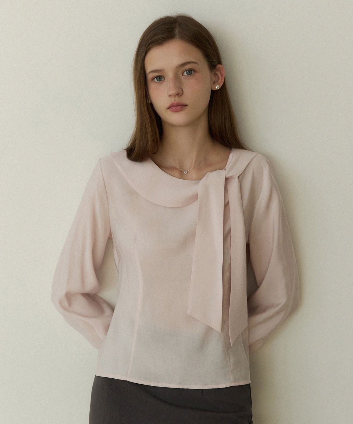 어다울(ADAUL) Round tie ribbon blouse - ash pink
