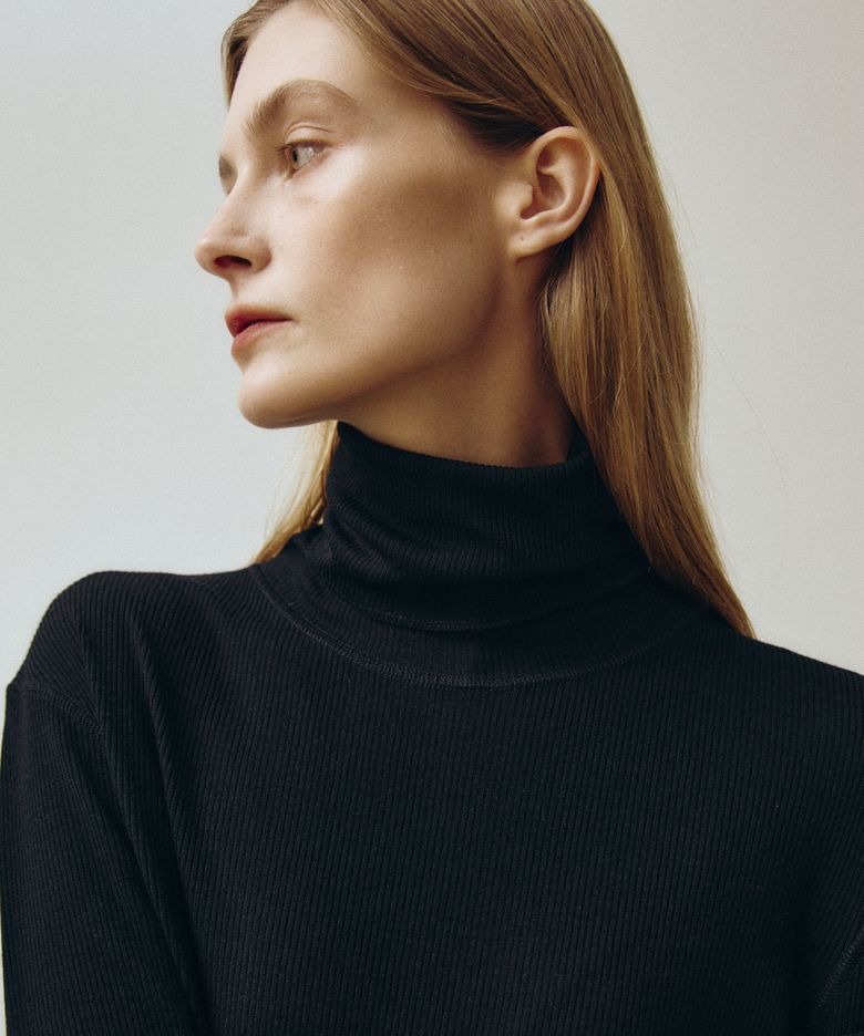 WOOL RIBBED JERSEY TURTLENECK (BLACK)